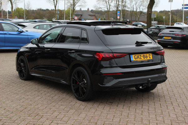 Audi A3 Sportback 45 TFSI e S edition Competition / Trekhaak / Panoramadak / CarPlay / Matrix LED / Keyless / Parkeerhulp V+A / 18'' / Half leder / Navigatie / DAB / Dodehoek / Stoelverwarming / ACC