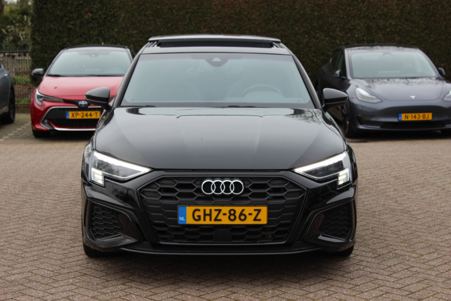 Audi A3 Sportback 45 TFSI e S edition Competition / Trekhaak / Panoramadak / CarPlay / Matrix LED / Keyless / Parkeerhulp V+A / 18'' / Half leder / Navigatie / DAB / Dodehoek / Stoelverwarming / ACC