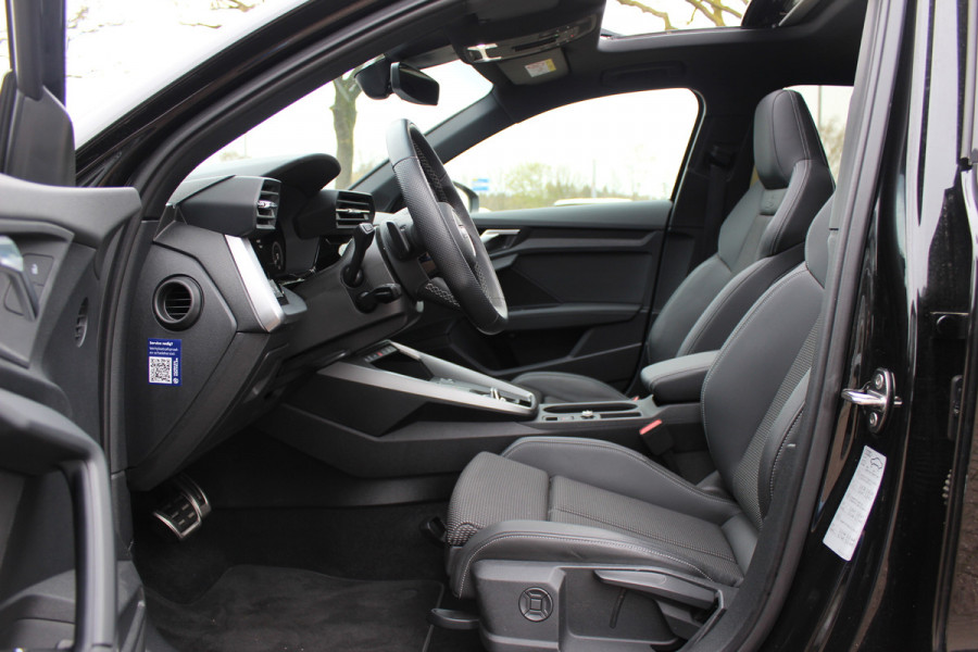 Audi A3 Sportback 45 TFSI e S edition Competition / Trekhaak / Panoramadak / CarPlay / Matrix LED / Keyless / Parkeerhulp V+A / 18'' / Half leder / Navigatie / DAB / Dodehoek / Stoelverwarming / ACC