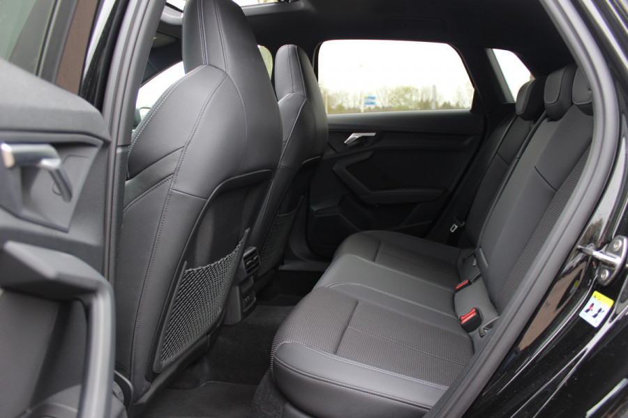 Audi A3 Sportback 45 TFSI e S edition Competition / Trekhaak / Panoramadak / CarPlay / Matrix LED / Keyless / Parkeerhulp V+A / 18'' / Half leder / Navigatie / DAB / Dodehoek / Stoelverwarming / ACC