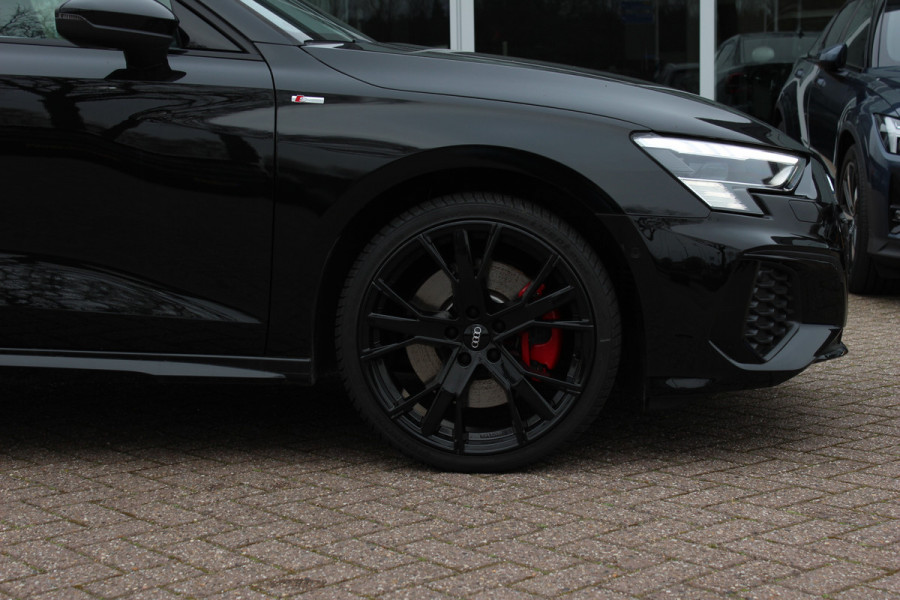 Audi A3 Sportback 45 TFSI e S edition Competition / Trekhaak / Panoramadak / CarPlay / Matrix LED / Keyless / Parkeerhulp V+A / 18'' / Half leder / Navigatie / DAB / Dodehoek / Stoelverwarming / ACC
