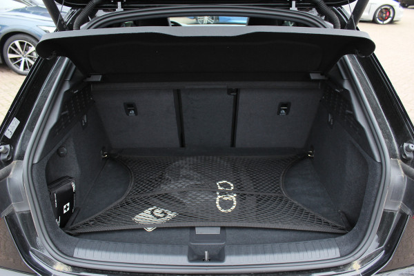 Audi A3 Sportback 45 TFSI e S edition Competition / Trekhaak / Panoramadak / CarPlay / Matrix LED / Keyless / Parkeerhulp V+A / 18'' / Half leder / Navigatie / DAB / Dodehoek / Stoelverwarming / ACC