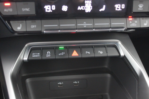 Audi A3 Sportback 45 TFSI e S edition Competition / Trekhaak / Panoramadak / CarPlay / Matrix LED / Keyless / Parkeerhulp V+A / 18'' / Half leder / Navigatie / DAB / Dodehoek / Stoelverwarming / ACC