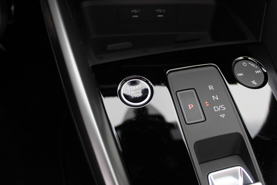 Audi A3 Sportback 45 TFSI e S edition Competition / Trekhaak / Panoramadak / CarPlay / Matrix LED / Keyless / Parkeerhulp V+A / 18'' / Half leder / Navigatie / DAB / Dodehoek / Stoelverwarming / ACC