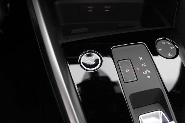 Audi A3 Sportback 45 TFSI e S edition Competition / Trekhaak / Panoramadak / CarPlay / Matrix LED / Keyless / Parkeerhulp V+A / 18'' / Half leder / Navigatie / DAB / Dodehoek / Stoelverwarming / ACC