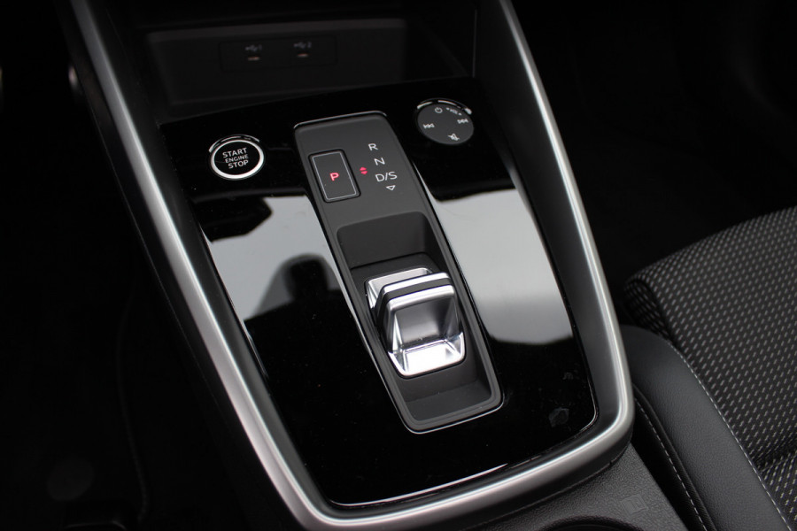 Audi A3 Sportback 45 TFSI e S edition Competition / Trekhaak / Panoramadak / CarPlay / Matrix LED / Keyless / Parkeerhulp V+A / 18'' / Half leder / Navigatie / DAB / Dodehoek / Stoelverwarming / ACC