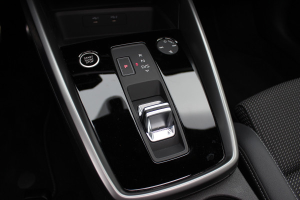 Audi A3 Sportback 45 TFSI e S edition Competition / Trekhaak / Panoramadak / CarPlay / Matrix LED / Keyless / Parkeerhulp V+A / 18'' / Half leder / Navigatie / DAB / Dodehoek / Stoelverwarming / ACC