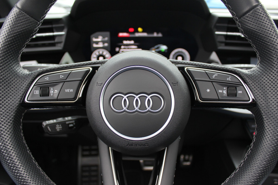Audi A3 Sportback 45 TFSI e S edition Competition / Trekhaak / Panoramadak / CarPlay / Matrix LED / Keyless / Parkeerhulp V+A / 18'' / Half leder / Navigatie / DAB / Dodehoek / Stoelverwarming / ACC