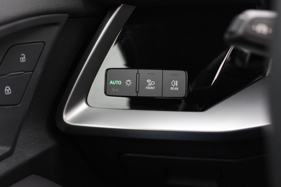 Audi A3 Sportback 45 TFSI e S edition Competition / Trekhaak / Panoramadak / CarPlay / Matrix LED / Keyless / Parkeerhulp V+A / 18'' / Half leder / Navigatie / DAB / Dodehoek / Stoelverwarming / ACC