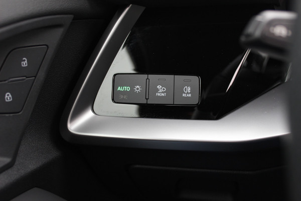 Audi A3 Sportback 45 TFSI e S edition Competition / Trekhaak / Panoramadak / CarPlay / Matrix LED / Keyless / Parkeerhulp V+A / 18'' / Half leder / Navigatie / DAB / Dodehoek / Stoelverwarming / ACC