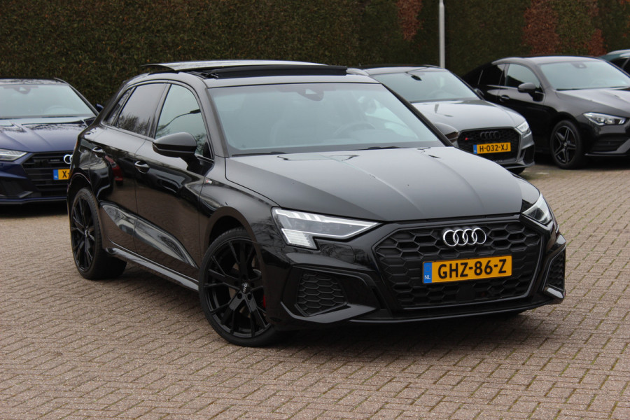 Audi A3 Sportback 45 TFSI e S edition Competition / Trekhaak / Panoramadak / CarPlay / Matrix LED / Keyless / Parkeerhulp V+A / 18'' / Half leder / Navigatie / DAB / Dodehoek / Stoelverwarming / ACC