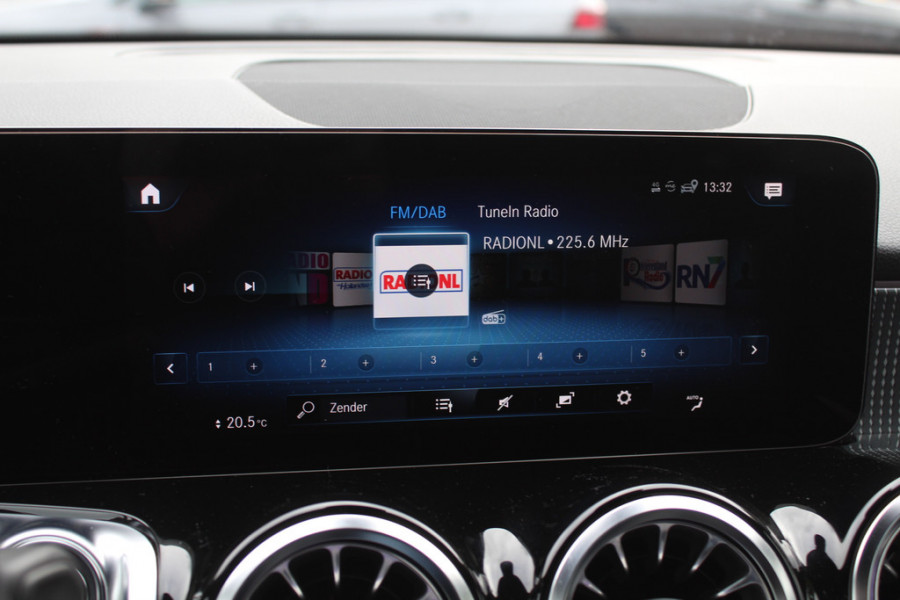 Mercedes-Benz EQB 250 Business Line 7p. 67 kWh / Camera / Apple CarPlay / Half leder / Keyless / 18'' / Navigatie / DAB / Dodehoek / Cruise Control