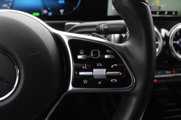 Mercedes-Benz EQB 250 Business Line 7p. 67 kWh / Camera / Apple CarPlay / Half leder / Keyless / 18'' / Navigatie / DAB / Dodehoek / Cruise Control
