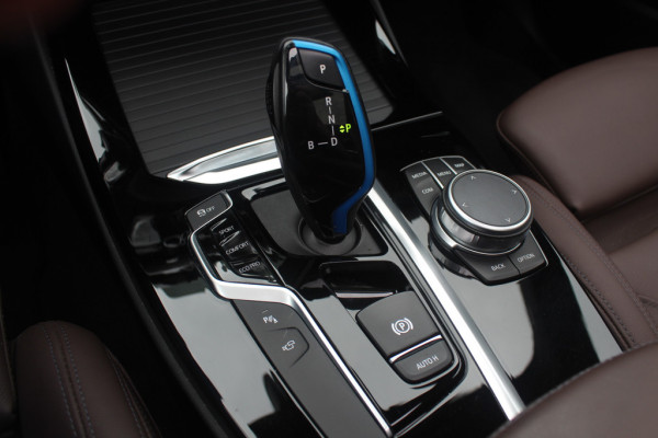 BMW iX3 Executive 80 kWh / Panoramadak / Camera / Head-up / 20'' / Leder / Harman Kardon / Navigatie / Memory seats / Dodehoek / DAB / Stoelverwarming / Cruise Control Adaptief