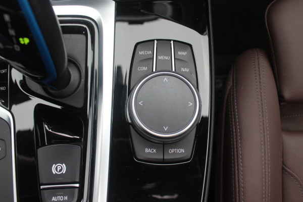 BMW iX3 Executive 80 kWh / Panoramadak / Camera / Head-up / 20'' / Leder / Harman Kardon / Navigatie / Memory seats / Dodehoek / DAB / Stoelverwarming / Cruise Control Adaptief