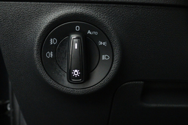 Škoda Karoq 1.0 TSI Clever Edition (NAVIGATIE, STOELVERWARMING, PARKEERSENSOREN, CARPLAY)