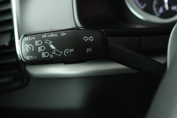 Škoda Karoq 1.0 TSI Clever Edition (NAVIGATIE, STOELVERWARMING, PARKEERSENSOREN, CARPLAY)