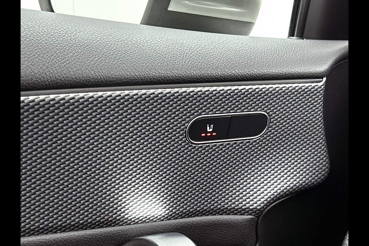 Mercedes-Benz A-Klasse 180 Business Solution Luxury Ledkoplampen | Sfeerverlichting | Stoelverwarming | Parkeerpakket met achteruitrijcamera. Inclusief 48 maanden MB Certified garantie voor Europa.