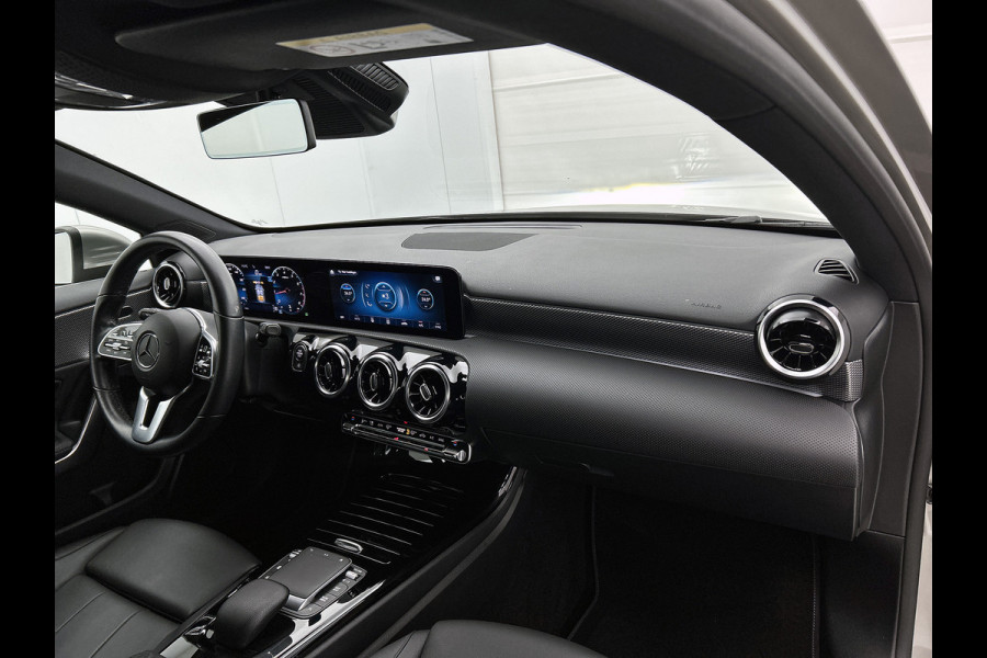 Mercedes-Benz A-Klasse 180 Business Solution Luxury Ledkoplampen | Sfeerverlichting | Stoelverwarming | Parkeerpakket met achteruitrijcamera. Inclusief 48 maanden MB Certified garantie voor Europa.