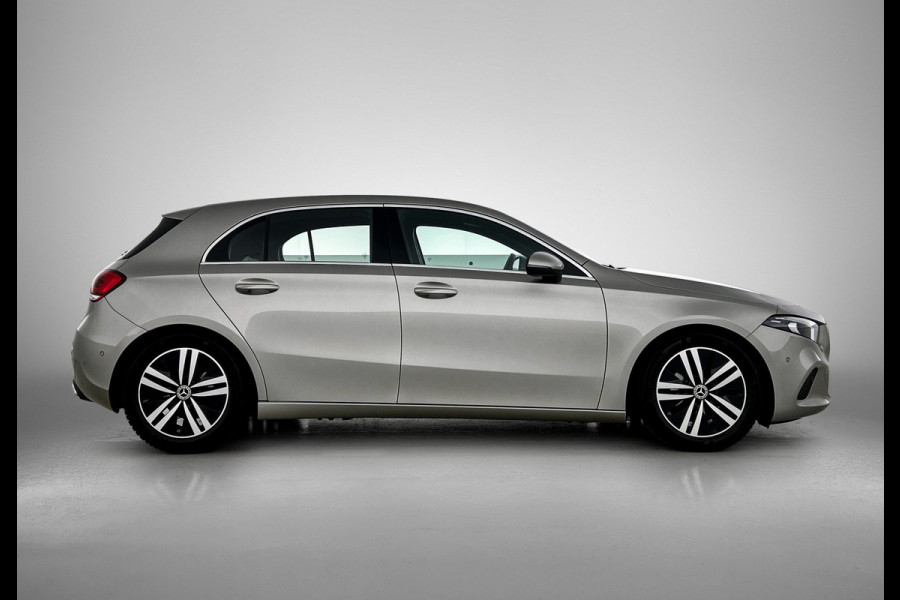 Mercedes-Benz A-Klasse 180 Business Solution Luxury Ledkoplampen | Sfeerverlichting | Stoelverwarming | Parkeerpakket met achteruitrijcamera. Inclusief 48 maanden MB Certified garantie voor Europa.