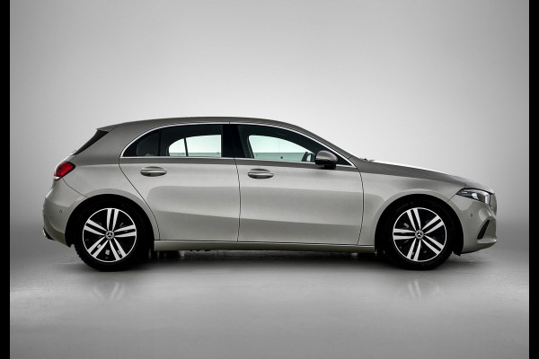 Mercedes-Benz A-Klasse 180 Business Solution Luxury Ledkoplampen | Sfeerverlichting | Stoelverwarming | Parkeerpakket met achteruitrijcamera. Inclusief 48 maanden MB Certified garantie voor Europa.
