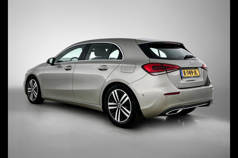 Mercedes-Benz A-Klasse 180 Business Solution Luxury Ledkoplampen | Sfeerverlichting | Stoelverwarming | Parkeerpakket met achteruitrijcamera. Inclusief 48 maanden MB Certified garantie voor Europa.