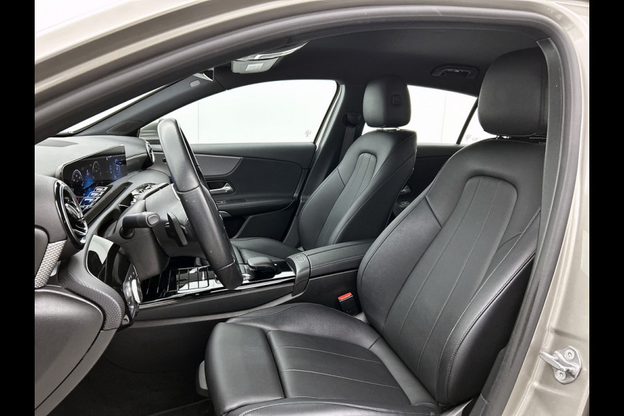 Mercedes-Benz A-Klasse 180 Business Solution Luxury Ledkoplampen | Sfeerverlichting | Stoelverwarming | Parkeerpakket met achteruitrijcamera. Inclusief 48 maanden MB Certified garantie voor Europa.