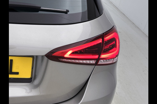Mercedes-Benz A-Klasse 180 Business Solution Luxury Ledkoplampen | Sfeerverlichting | Stoelverwarming | Parkeerpakket met achteruitrijcamera. Inclusief 48 maanden MB Certified garantie voor Europa.