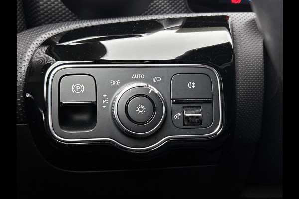 Mercedes-Benz A-Klasse 180 Business Solution Luxury Ledkoplampen | Sfeerverlichting | Stoelverwarming | Parkeerpakket met achteruitrijcamera. Inclusief 48 maanden MB Certified garantie voor Europa.