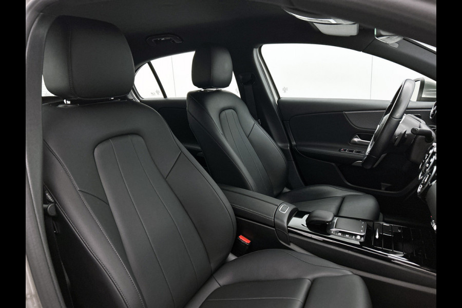 Mercedes-Benz A-Klasse 180 Business Solution Luxury Ledkoplampen | Sfeerverlichting | Stoelverwarming | Parkeerpakket met achteruitrijcamera. Inclusief 48 maanden MB Certified garantie voor Europa.