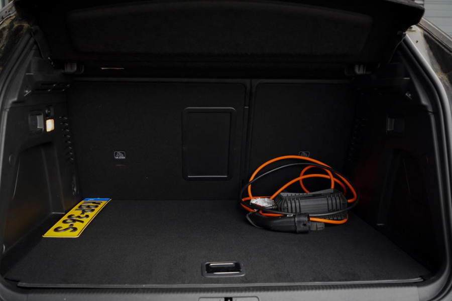 Peugeot 3008 1.6 HYbrid4 300 GT / Pano / Elek Klep / Carplay / Black Pack