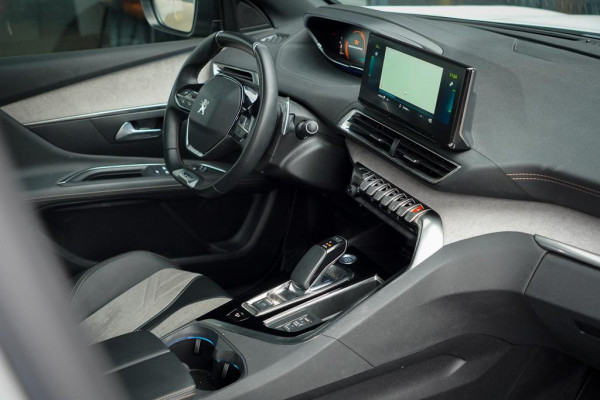 Peugeot 3008 1.6 HYbrid4 300 GT / Pano / Elek Klep / Carplay / Black Pack