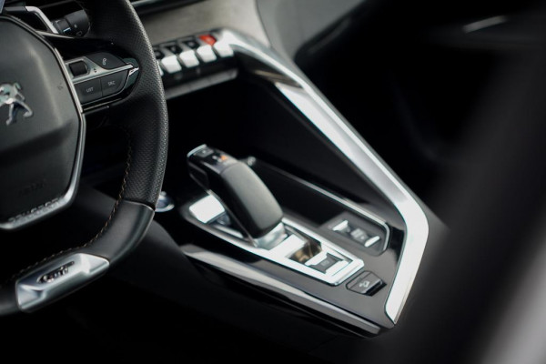 Peugeot 3008 1.6 HYbrid4 300 GT / Pano / Elek Klep / Carplay / Black Pack