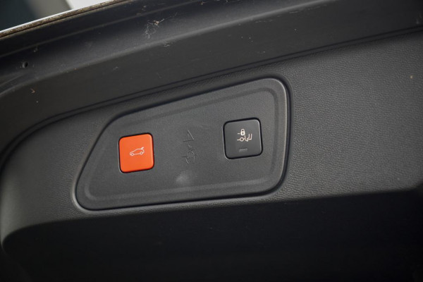 Peugeot 3008 1.6 HYbrid4 300 GT / Pano / Elek Klep / Carplay / Black Pack