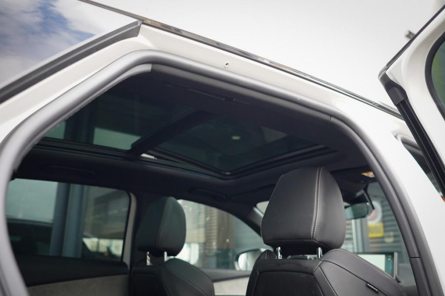 Peugeot 3008 1.6 HYbrid4 300 GT / Pano / Elek Klep / Carplay / Black Pack