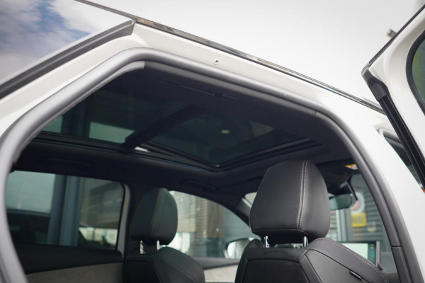 Peugeot 3008 1.6 HYbrid4 300 GT / Pano / Elek Klep / Carplay / Black Pack