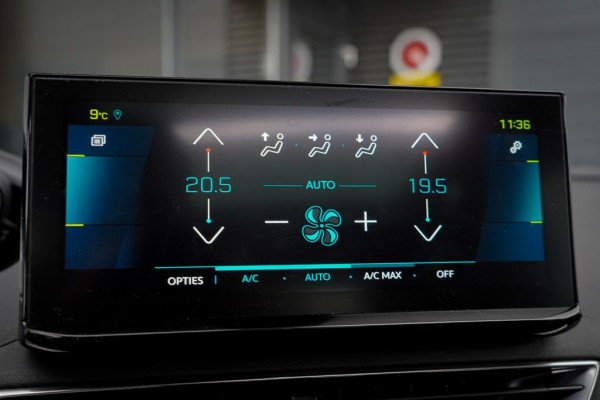 Peugeot 3008 1.6 HYbrid4 300 GT / Pano / Elek Klep / Carplay / Black Pack