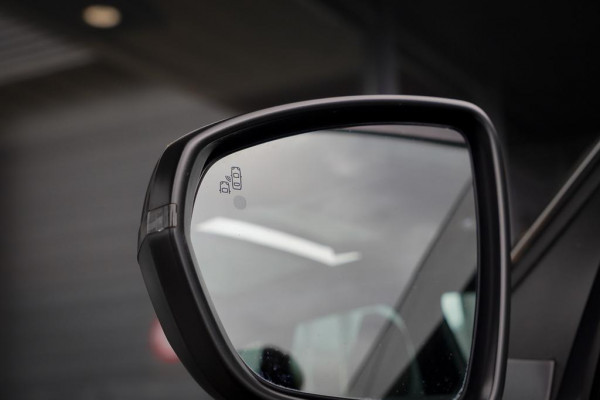 Peugeot 3008 1.6 HYbrid4 300 GT / Pano / Elek Klep / Carplay / Black Pack