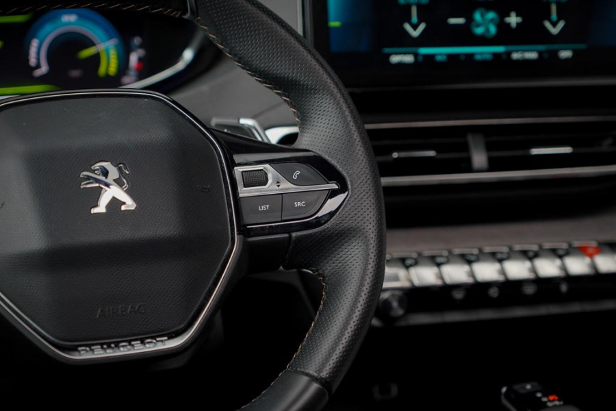 Peugeot 3008 1.6 HYbrid4 300 GT / Pano / Elek Klep / Carplay / Black Pack