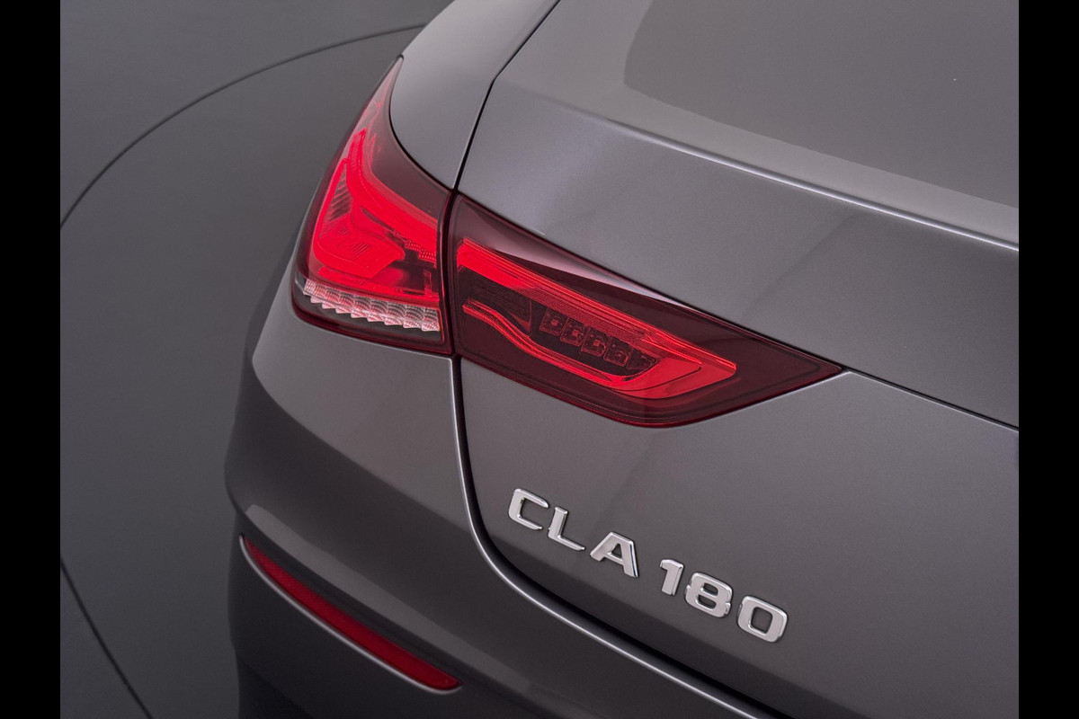 Mercedes-Benz CLA-Klasse 180 Business Solution AMG VAN € 30.900,- VOOR € 28.440,- UW LENTEVOORDEEL € 2.460,-! | PANO | AMG-LINE | STOELVERWARMING | SFEERVERLICHTING| CAMERA| KEYLESS|