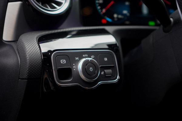 Mercedes-Benz CLA-Klasse 250e AMG Line / Pano / Sfeerverlichting / Stoelverwarming+Ventilatie / Leder / HUD