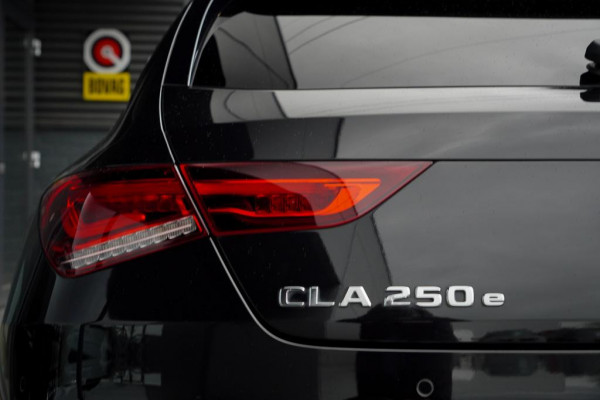 Mercedes-Benz CLA-Klasse 250e AMG Line / Pano / Sfeerverlichting / Stoelverwarming+Ventilatie / Leder / HUD