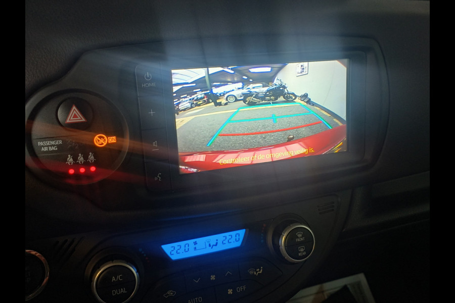 Toyota Yaris 1.5 VVT-i Dynamic uit 2020 Rijklaar + 12 maanden Bovag-garantie Henk Jongen Auto's in Helmond,  al 50 jaar service zoals 't hoort!