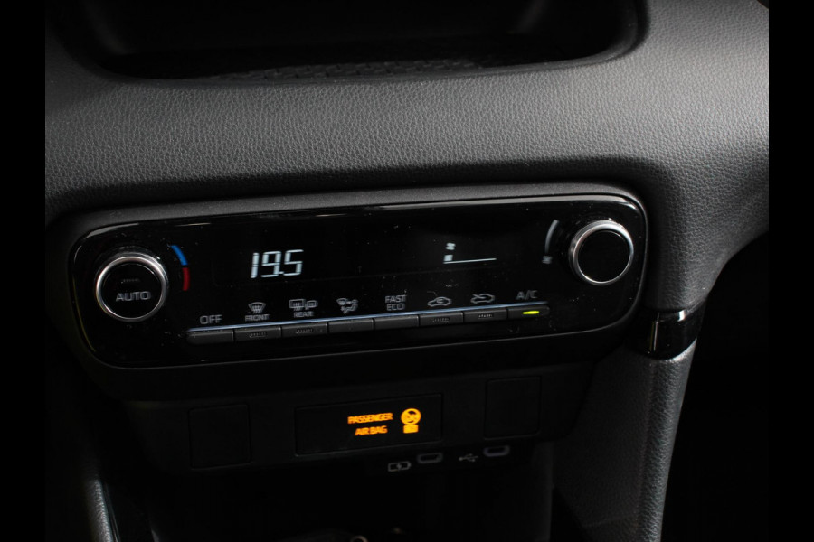 Toyota Yaris 1.5 Hybrid Dynamic Automaat | Climate control | Cruise control adaptive | LED | Achteruitrijcamera | Lane assist | Navigatie | Apple Carplay/ Android Auto |