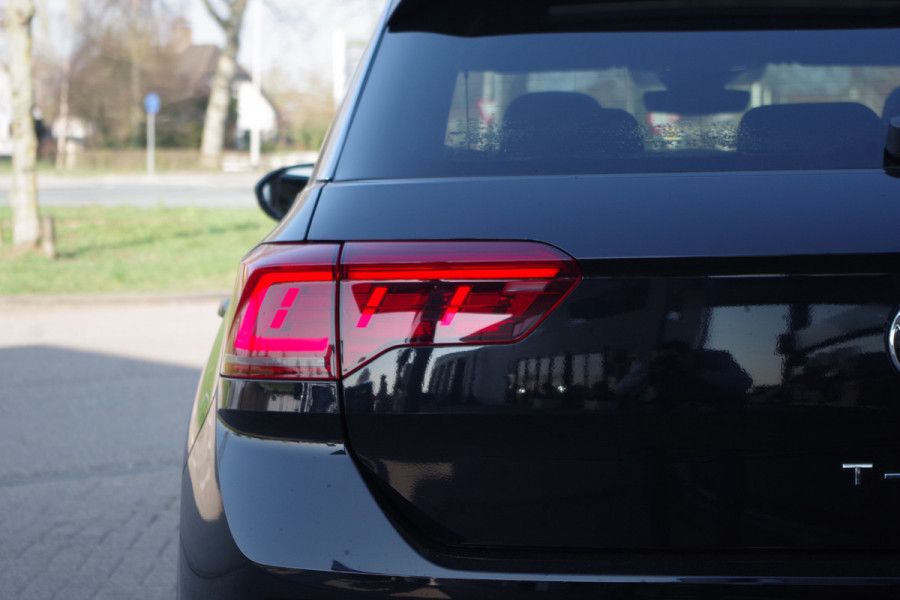 Volkswagen T-Roc 1.5 TSI R-Line Automaat Business+, Panoramadak, Leder, Carplay, Camera,