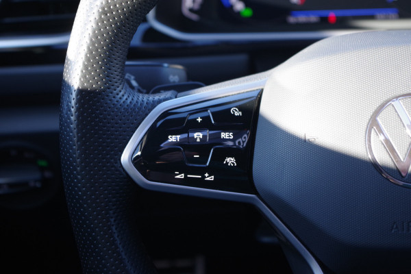 Volkswagen T-Roc 1.5 TSI R-Line Automaat Business+, Panoramadak, Leder, Carplay, Camera,