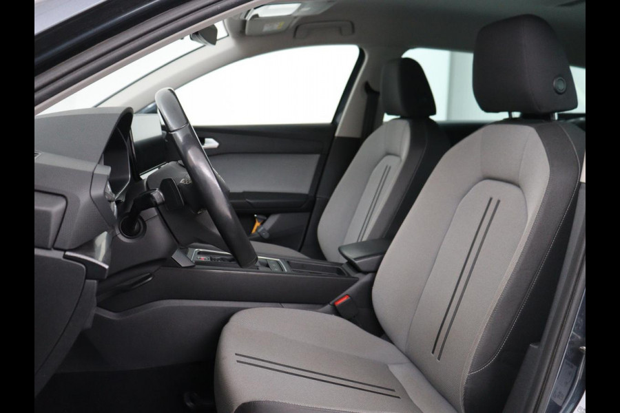 Seat Leon 1.5 eTSI Style Launch Edition | Trekhaak | Adaptive cruise | Camera | Carplay | Navigatie | DAB | Parkeerhulp | Digital Cockpit | Climate control | Bluetooth