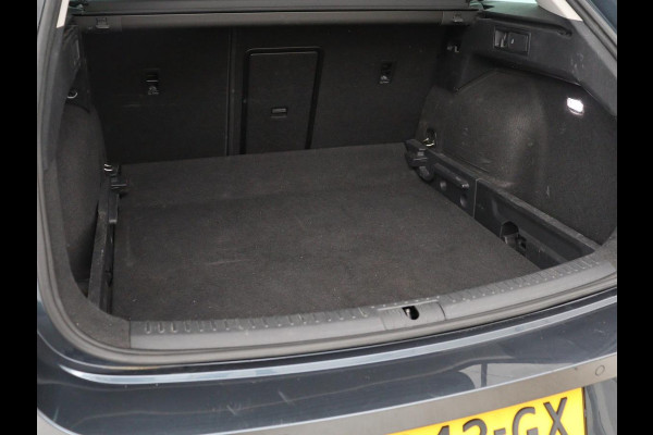 Seat Leon 1.5 eTSI Style Launch Edition | Trekhaak | Adaptive cruise | Camera | Carplay | Navigatie | DAB | Parkeerhulp | Digital Cockpit | Climate control | Bluetooth