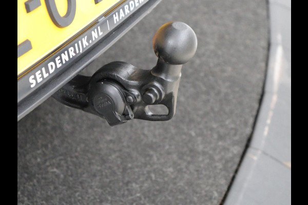 Seat Leon 1.5 eTSI Style Launch Edition | Trekhaak | Adaptive cruise | Camera | Carplay | Navigatie | DAB | Parkeerhulp | Digital Cockpit | Climate control | Bluetooth