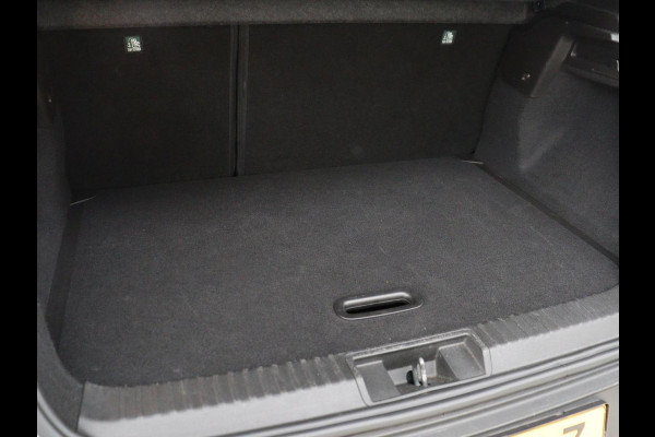 Renault Captur 1.3 TCe Intens | Panoramadak | 360 Camera | Trekhaak | Half leder | Carplay | Keyless | Climate control | Full LED | Getint glas | Cruise control | Parkeerhulp